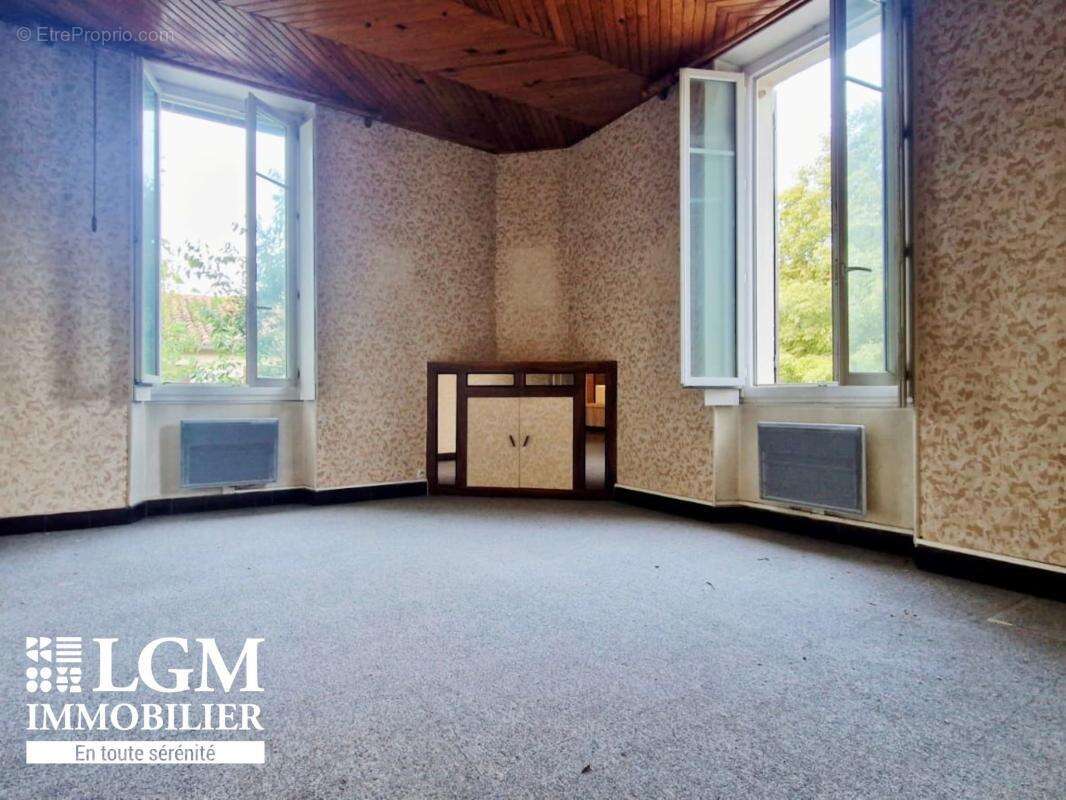 Appartement À Vendre T 4 + 16 m2 de terrasse et une cave de 30m2 - photo 7