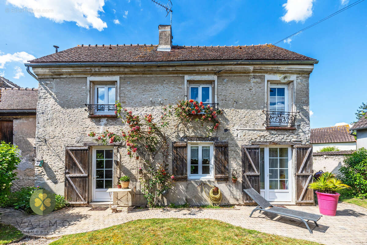 Maison de caractère en pierre   Charme, authenticité et dépendances - photo 2
