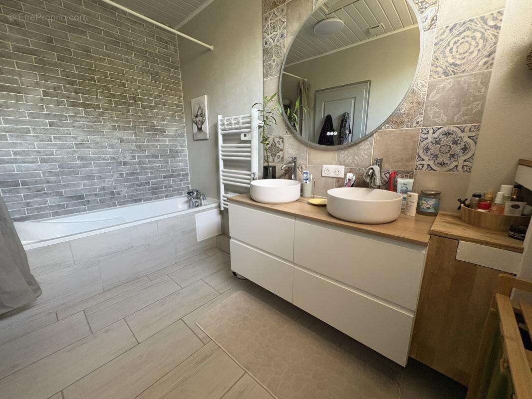 A vendre maison renovee avec jardin et piscine - photo 9
