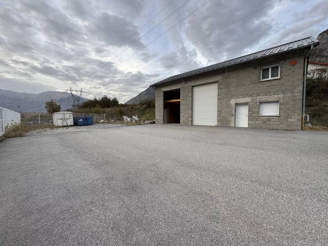 Commerce à SAINT-JULIEN-MONT-DENIS