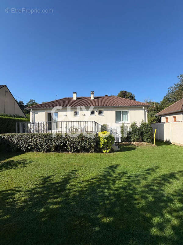 Maison située à Veneux Les SablonS 5 pièce(s) 131 m2 avec 4 chambres dans un quartier calme et à proximité de la gare SNCF - photo 2