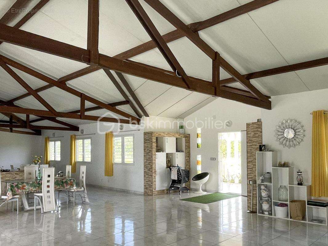 97310 – kourou – propriété d’exception sur 2,6 hectares – maison 5 pièces – piscine – suite parentale – 3 chambres de 21 m² avec - photo 3