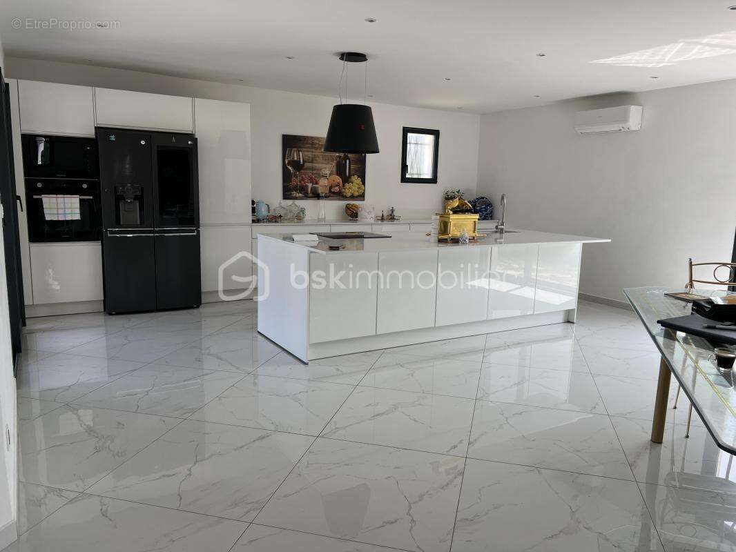 Maison à SAINT-MITRE-LES-REMPARTS