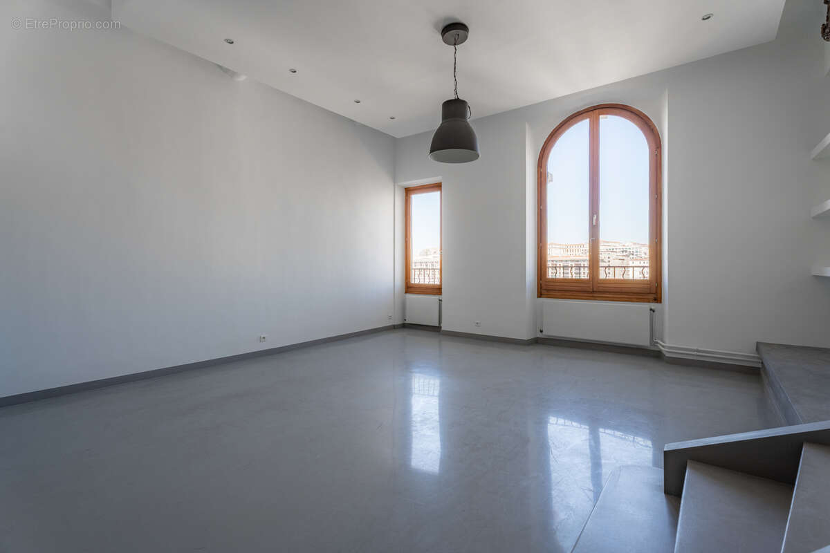 Appartement à MARSEILLE-1E