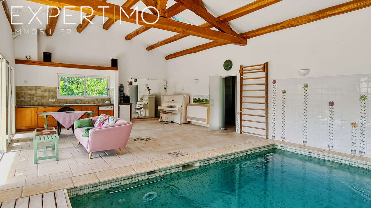 Propriété comprenant deux maisons dont une avec piscine intérieure chauffée - photo 6