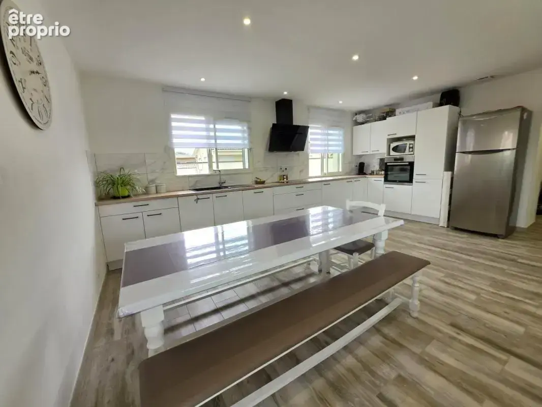 Maison à vendre de plain-pied – 4 chambres - 99 m² –  THIERS (63300) – 255 000 euros - photo 3
