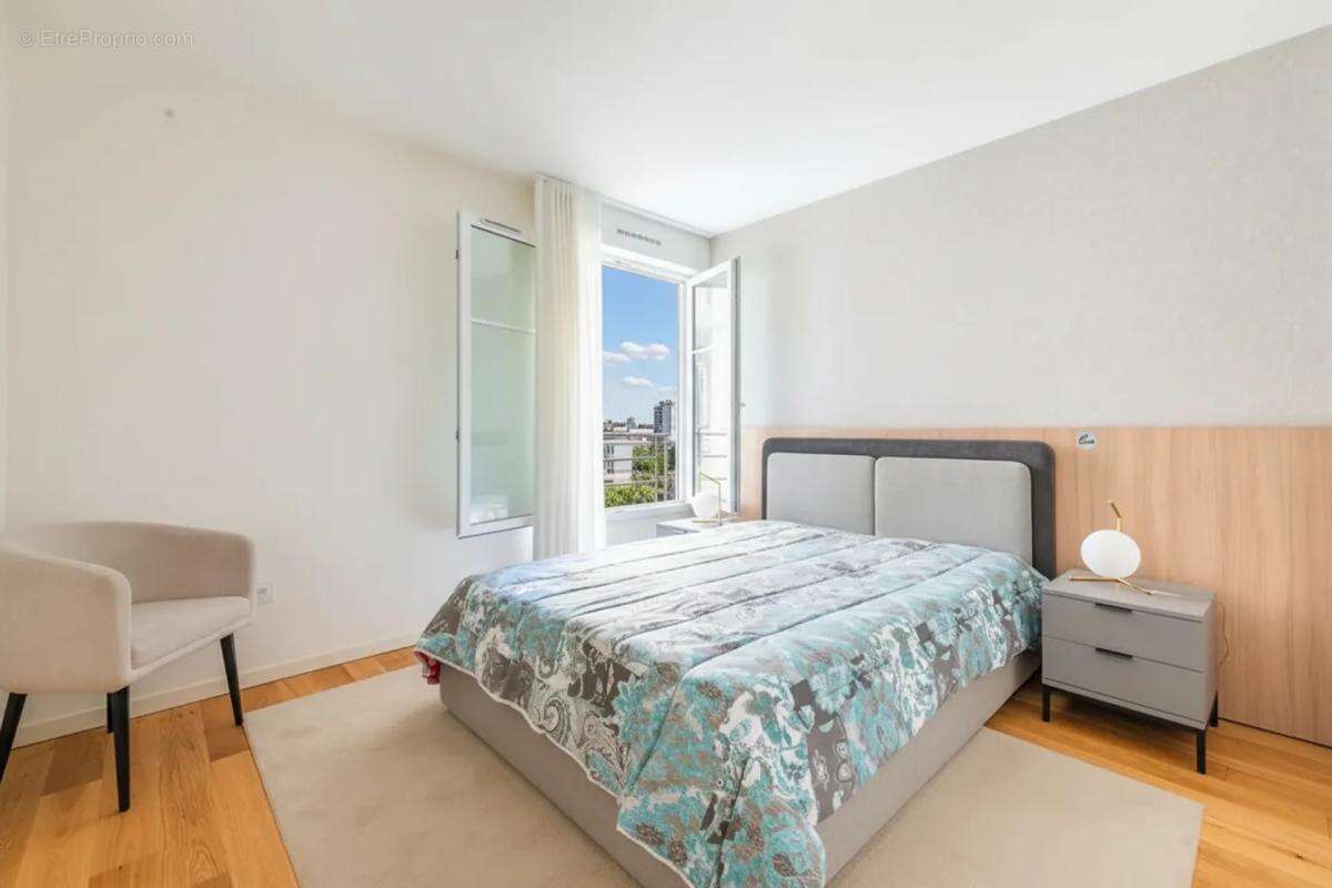 Appartement à COURBEVOIE