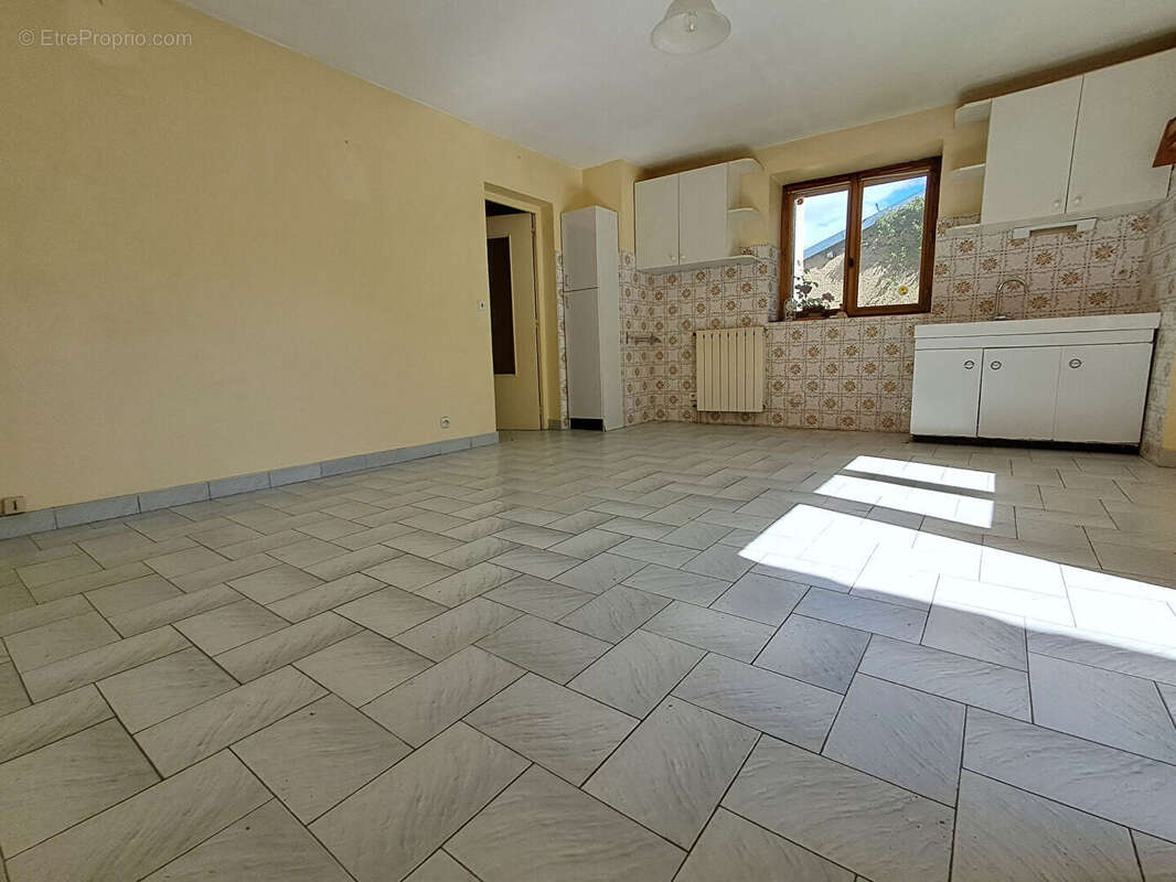 Maison à LES CHAPELLES