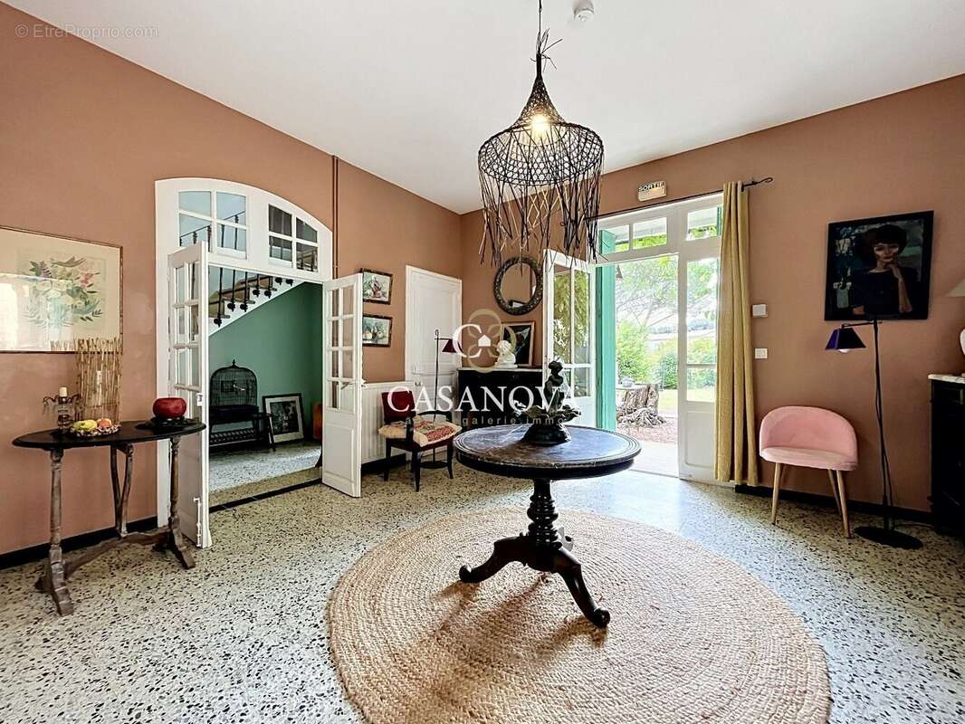 Hôtel à vendre avec 12 suites, un appartement, une piscine et potentiel restauration ou gîtes près de Pézenas - photo 5