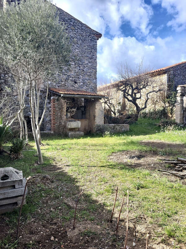 Terrain constructible avec maison en ruine, jardin et dépendances - photo 2