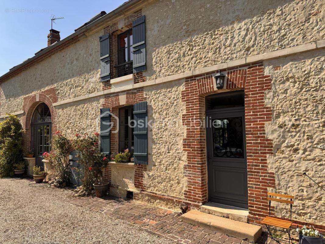 Propriété familiale de 265 m2 avec dépendances - 12 pièces - 9 chambres - photo 15