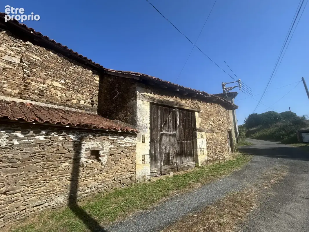 Ensemble immobilier avec maison d'habitation - 3 granges - 2 maisons a renover - photo 9