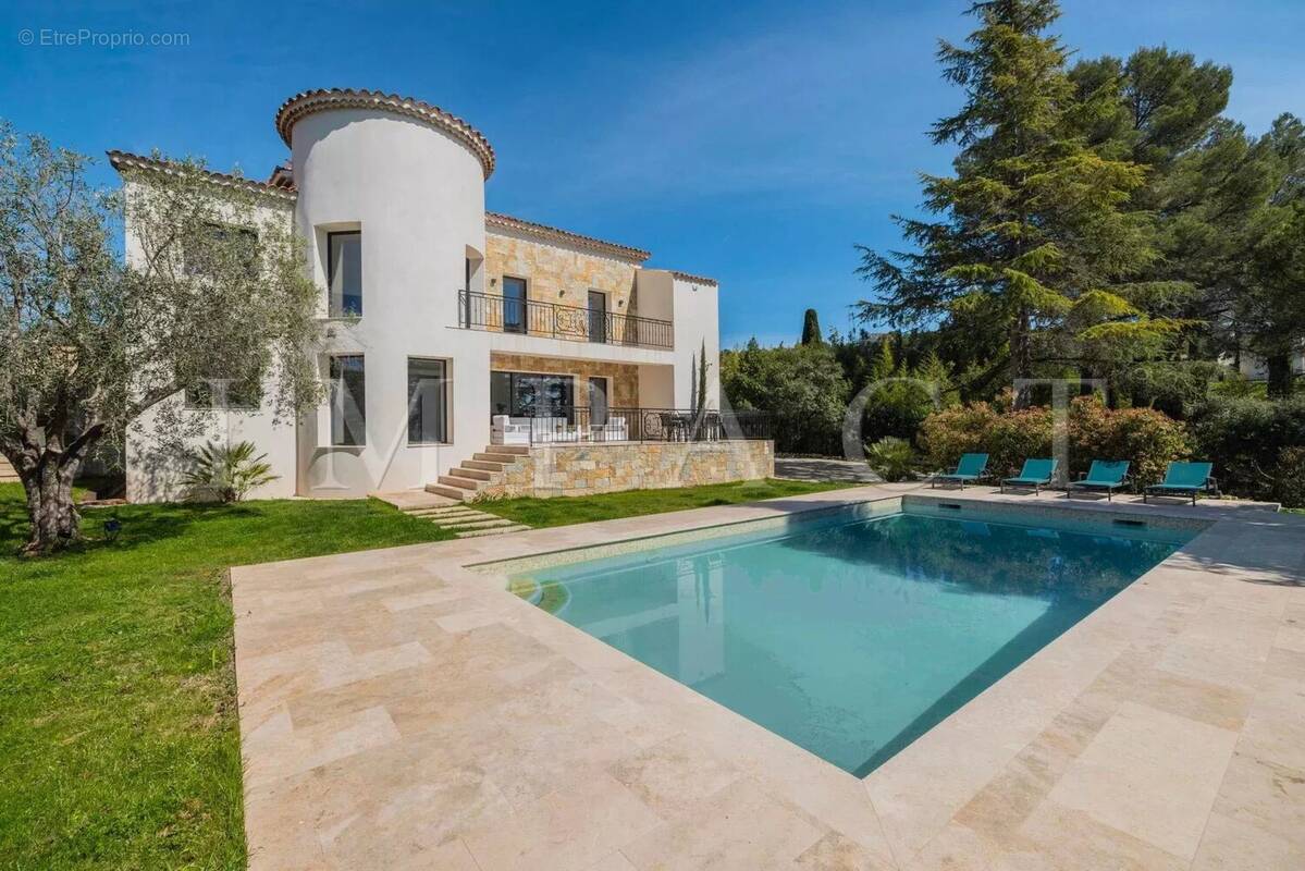 Maison à CHATEAUNEUF-GRASSE