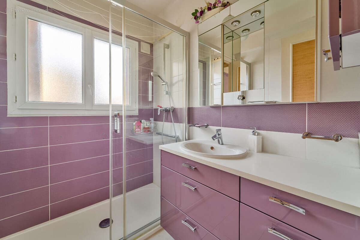 Appartement à CHARENTON-LE-PONT