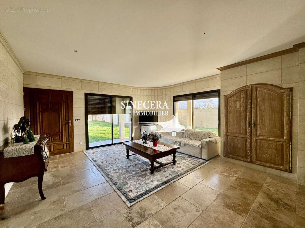 Maison à COURS-DE-PILE