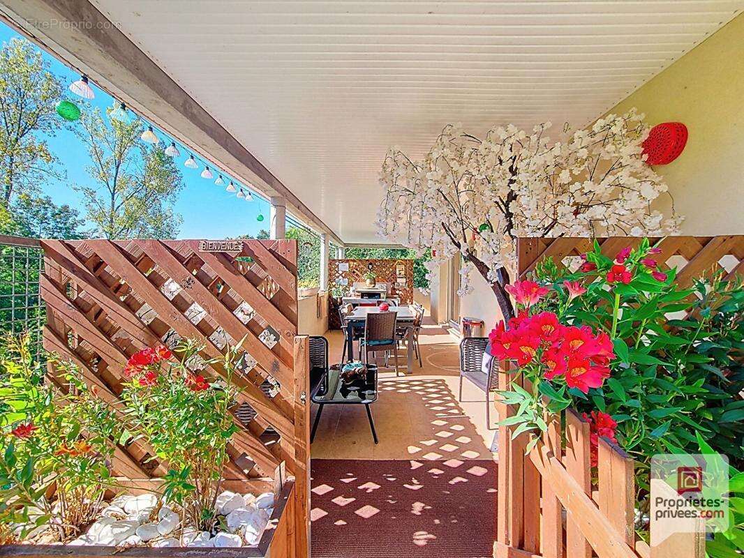 Maison à SAINT-CYR-LA-ROCHE