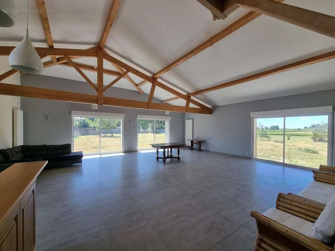 Spacieuse ferme offrant quatre chambres sur 8800m² de jardin - photo 3