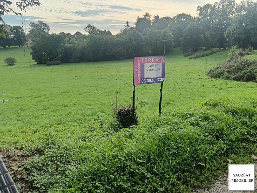 Terrain à MAGNAC-BOURG