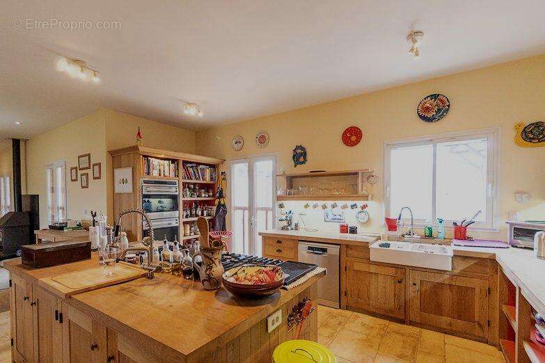 Cuisine lumineuse avec évier Belfast et rangements Bright kitchen with storage belfast sink - Maison à PLAISANCE