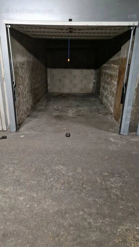 Parking à PARIS-18E