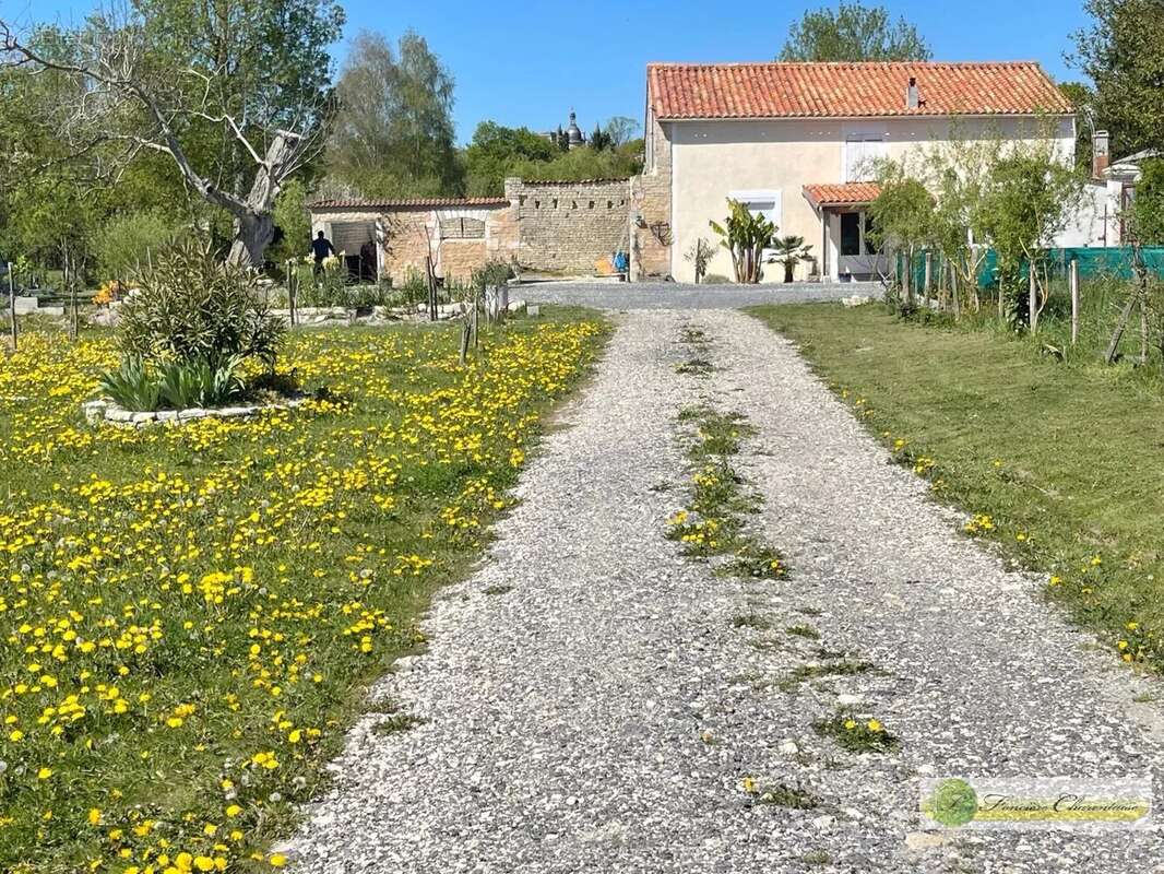 Maison à AIGRE