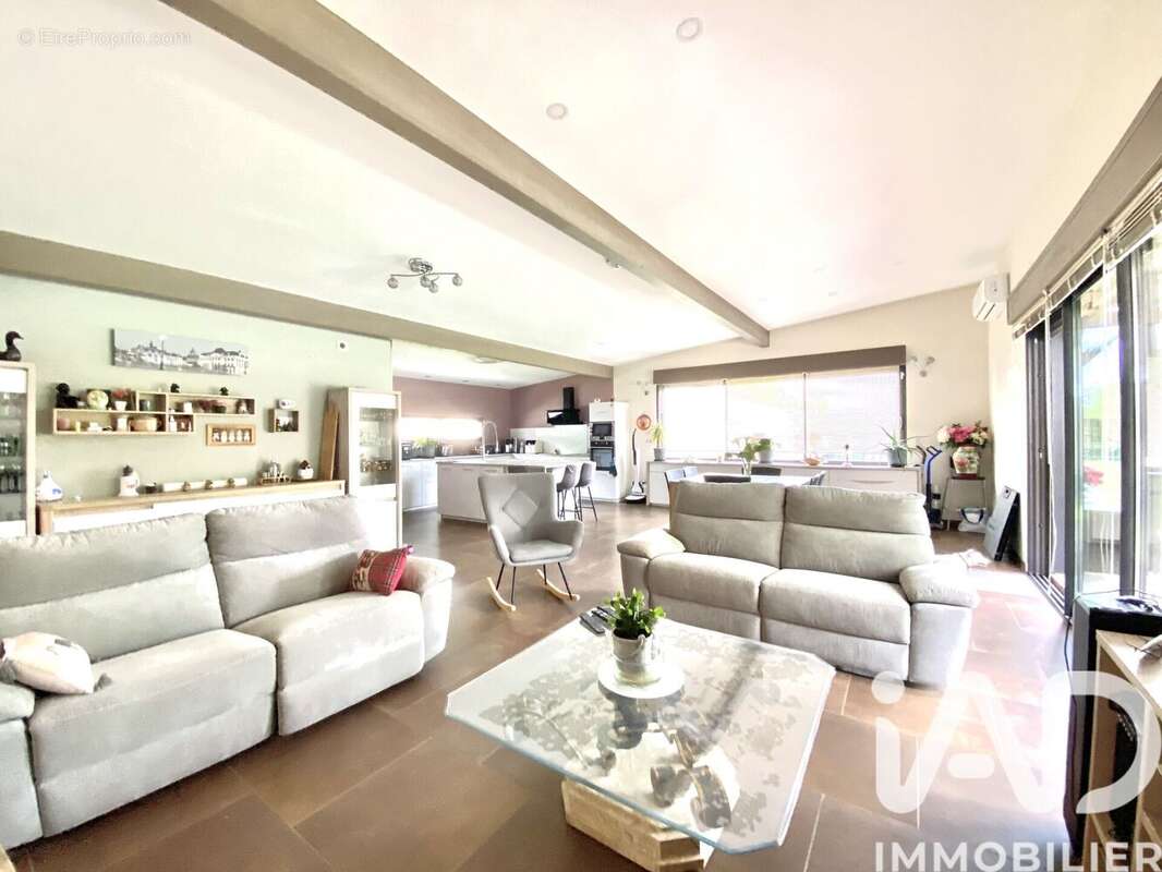Maison 170 m² à La Gripperie-Saint-Symphorien  - photo 7
