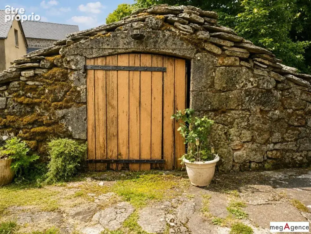 Mas-St-Chély – Maison 10 pièces avec jardin - photo 7