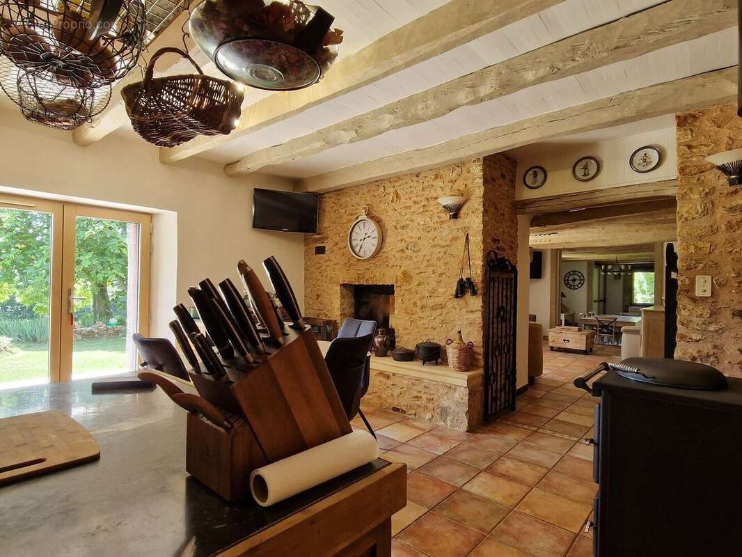 Ensemble périgordin rénové, ses deux roulottes et terrain de plus de 4 ha. - photo 18
