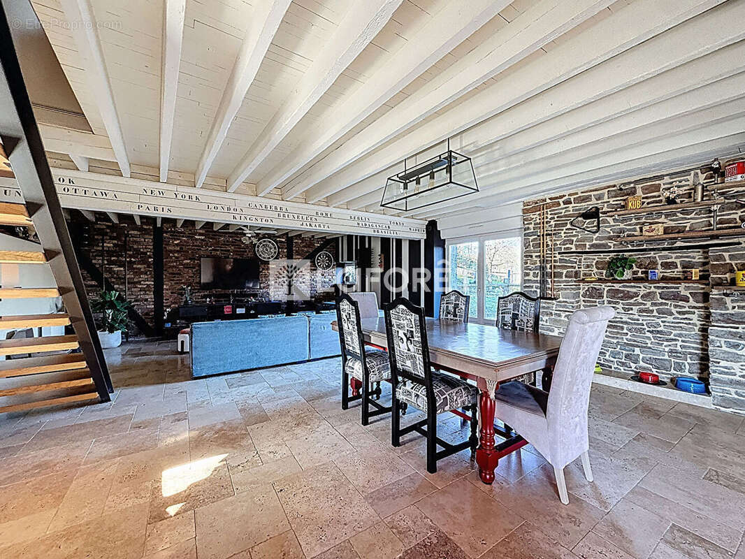 Maison à SAINT-QUENTIN-LES-CHARDONNETS