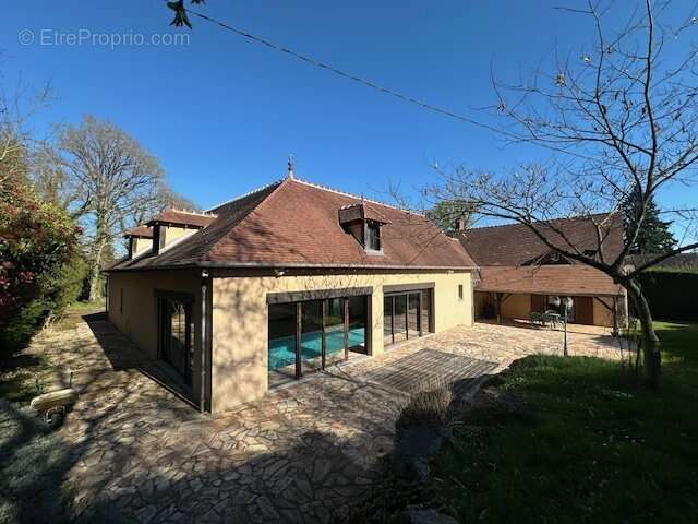 Grande demeure de 6 chambres et piscine intérieure sur un jardin paysager de 2 000 m². - photo 2