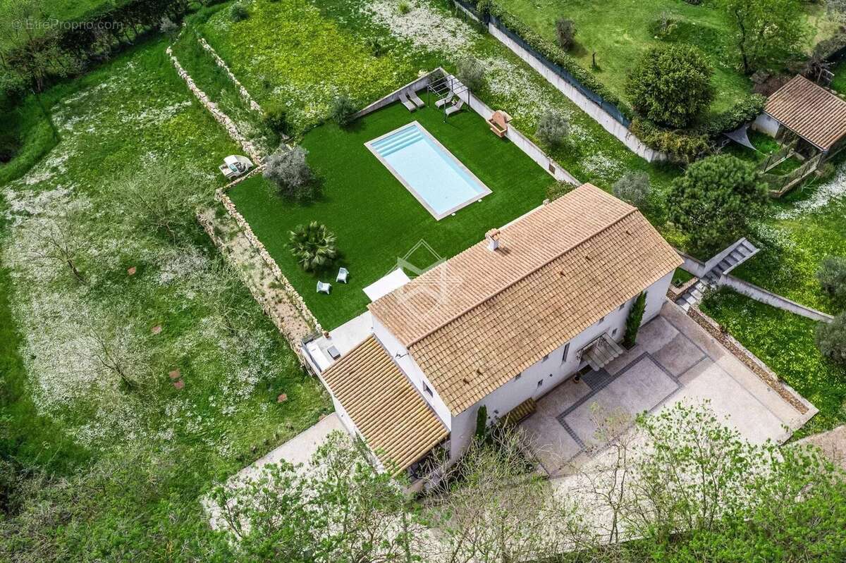 Maison à CHATEAUNEUF-GRASSE