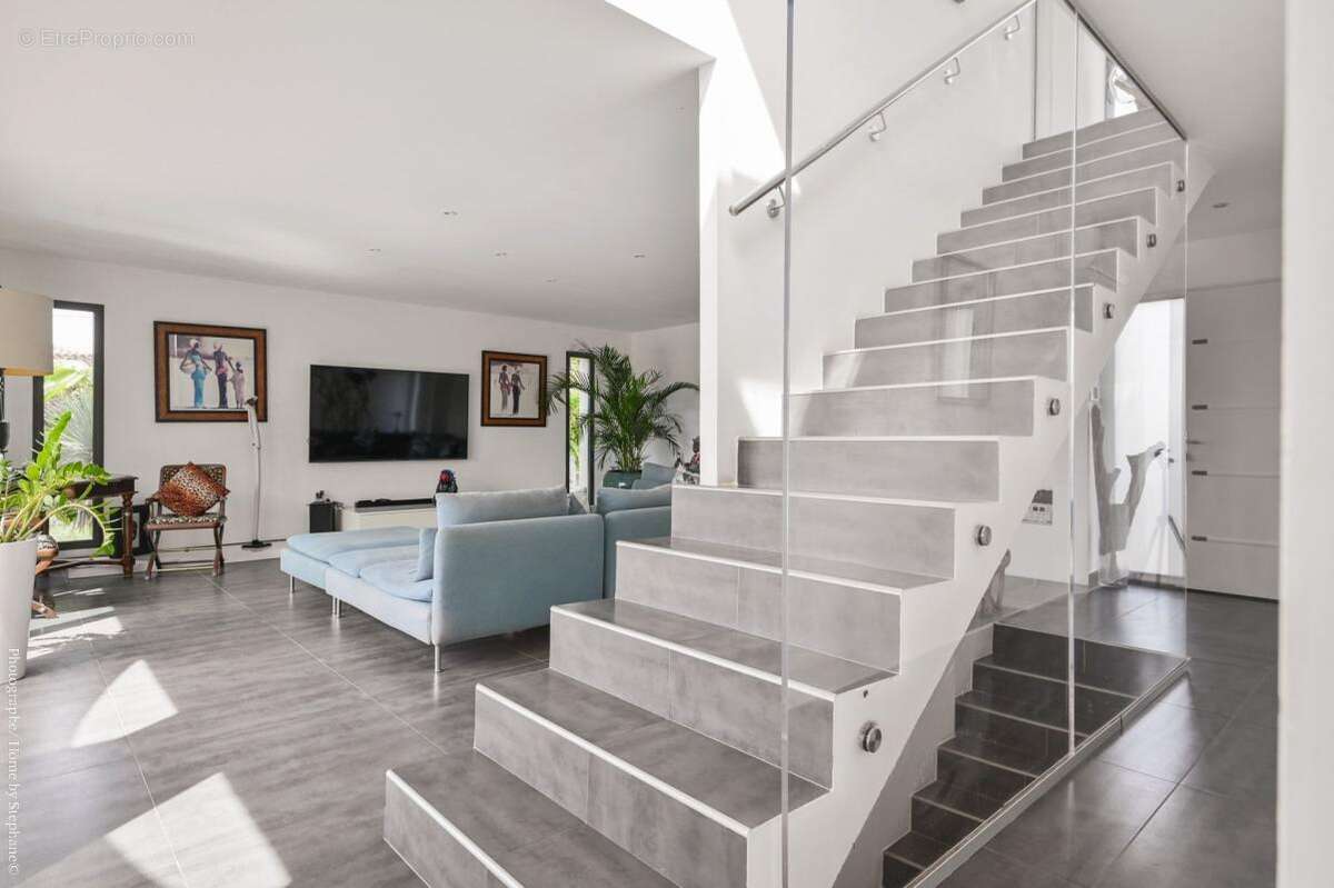 Sanary sur Mer - Villa d’exception de 250 m² – Piscine à débordement - photo 10