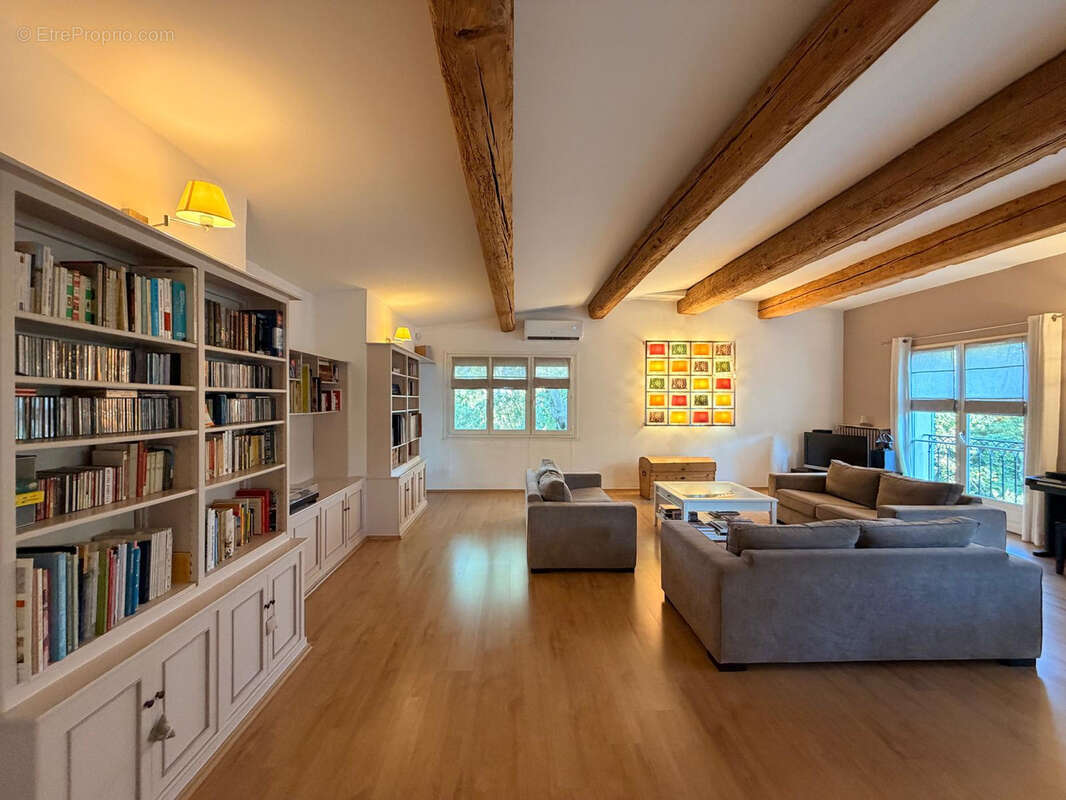 NIMES TOUR MAGNE Splendide maison 7 pièces de 205 m2 avec piscine et garage, sur 1500 m2 de terrain - photo 13