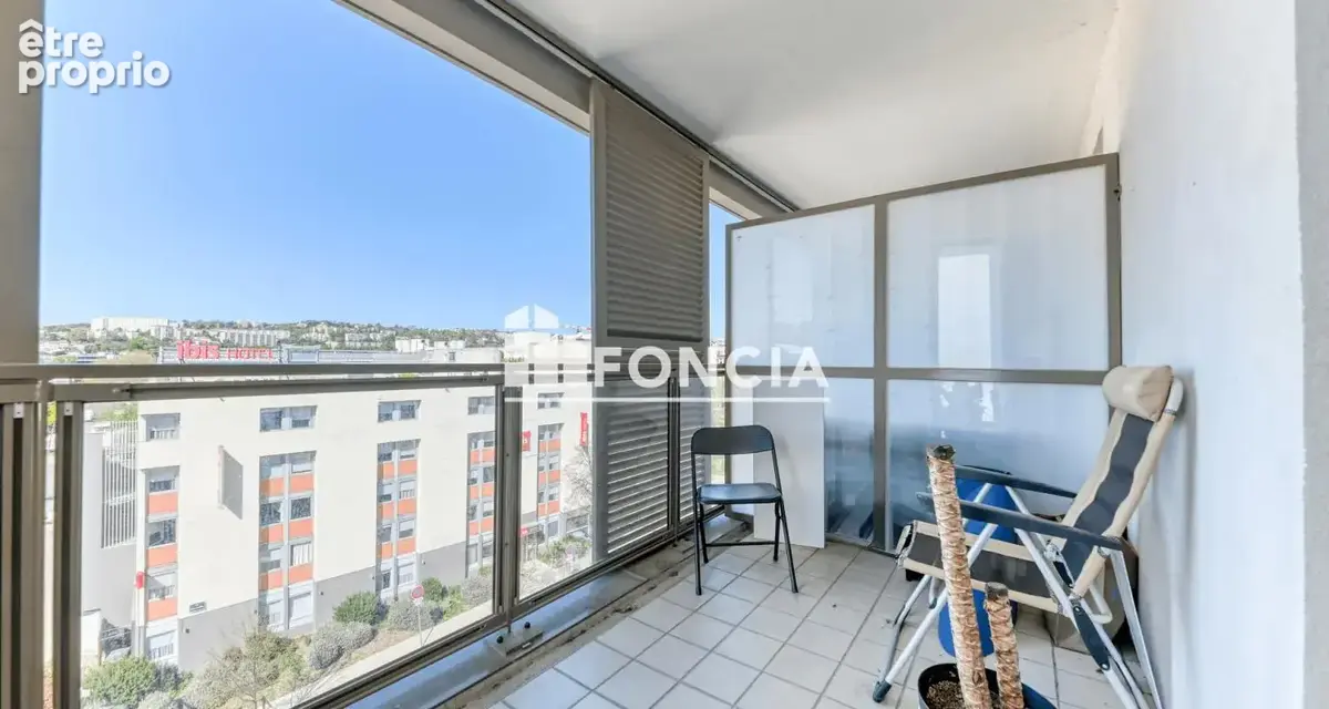 LYON 7 – T3 traversant avec loggia et box - photo 9