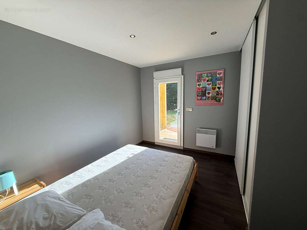 Maison plain-pied Montlegun 190 m² sur vaste terrain arboré avec terrasse et garage indépendant - photo 13