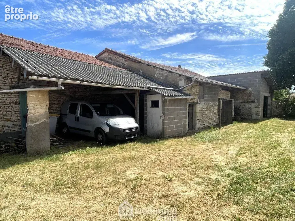 A l'extérieur, préau avec pressoir, débarras, cellier,