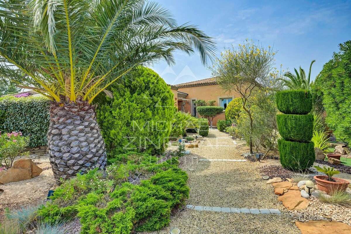 Maison à SAINT-CYR-SUR-MER