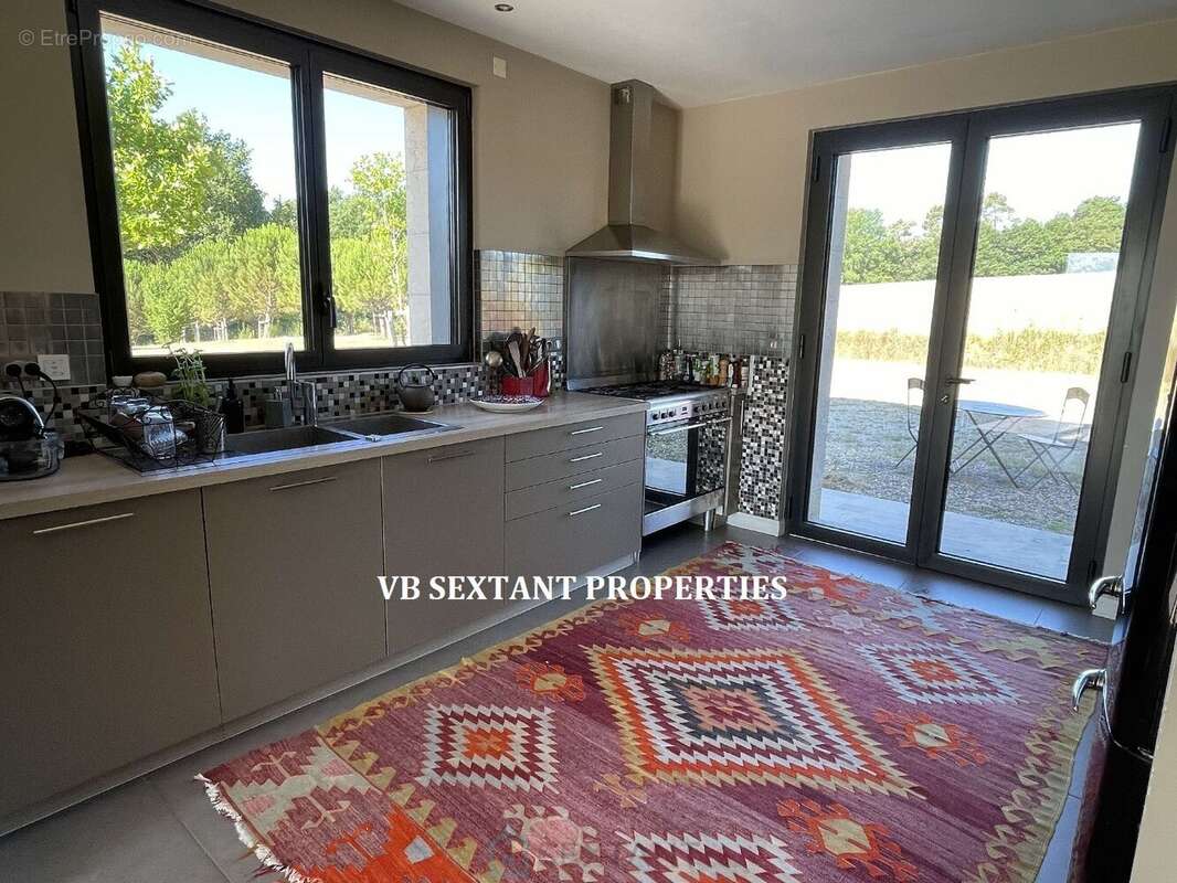 Sud Gironde, Belle maison de campagne rénovée, avec vue panoramique, dépendances  et piscine..11 hectares - photo 6