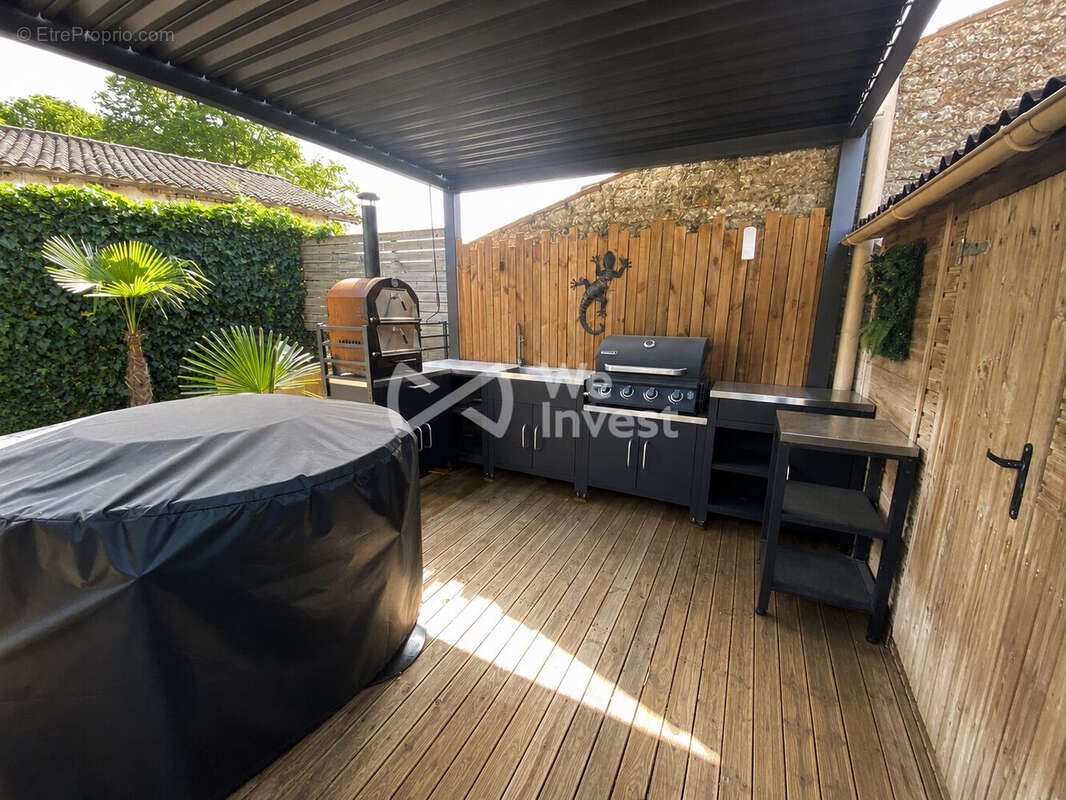 Maison 248 m² à Saint-Romain-De-Benet  - photo 3