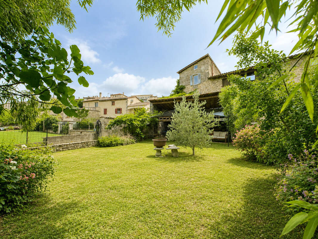 Maison en pierres rénovée, élevée sur dépendances à Saint Pierre de Boeuf - 3 chambres + 160 m2 de jardin - photo 2