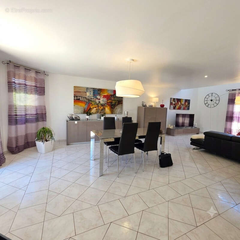 MAUREPAS VILLAGE Maison  7 pièce(s) 175 m2 - photo 4