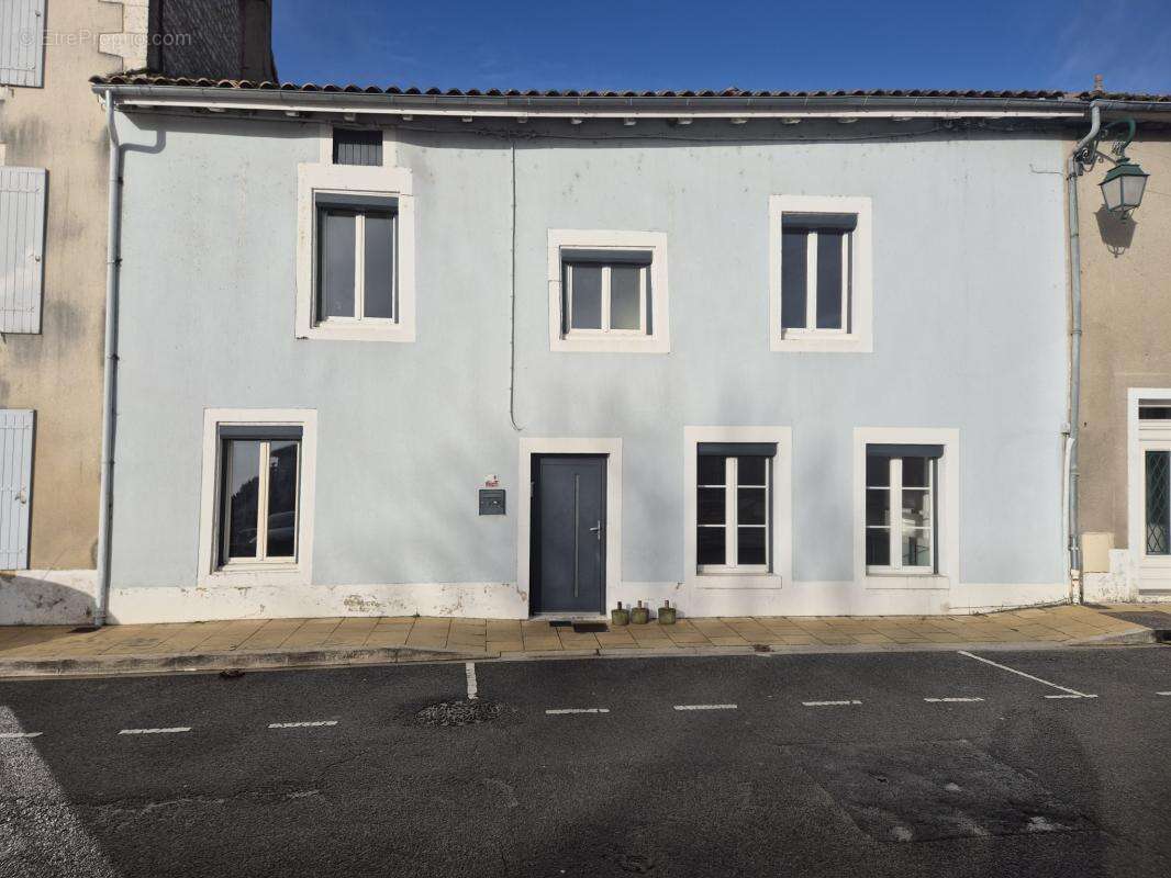 Maison à AIGRE