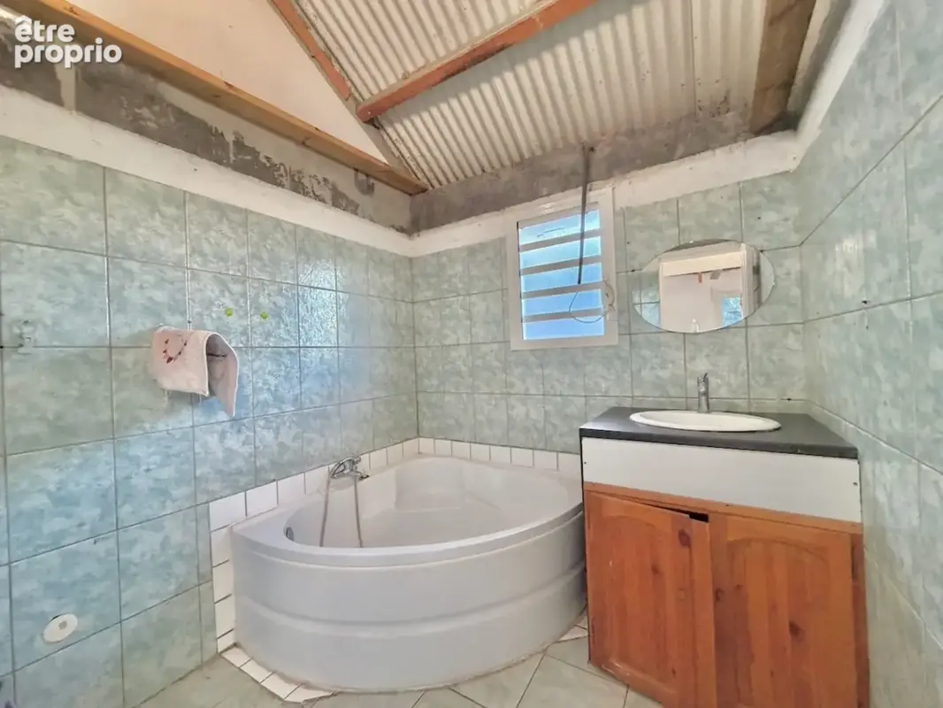 À vendre maison de 100 m² à rénover comprenant deux appartements T3 et vue mer – La Rivière Saint-Louis - photo 9