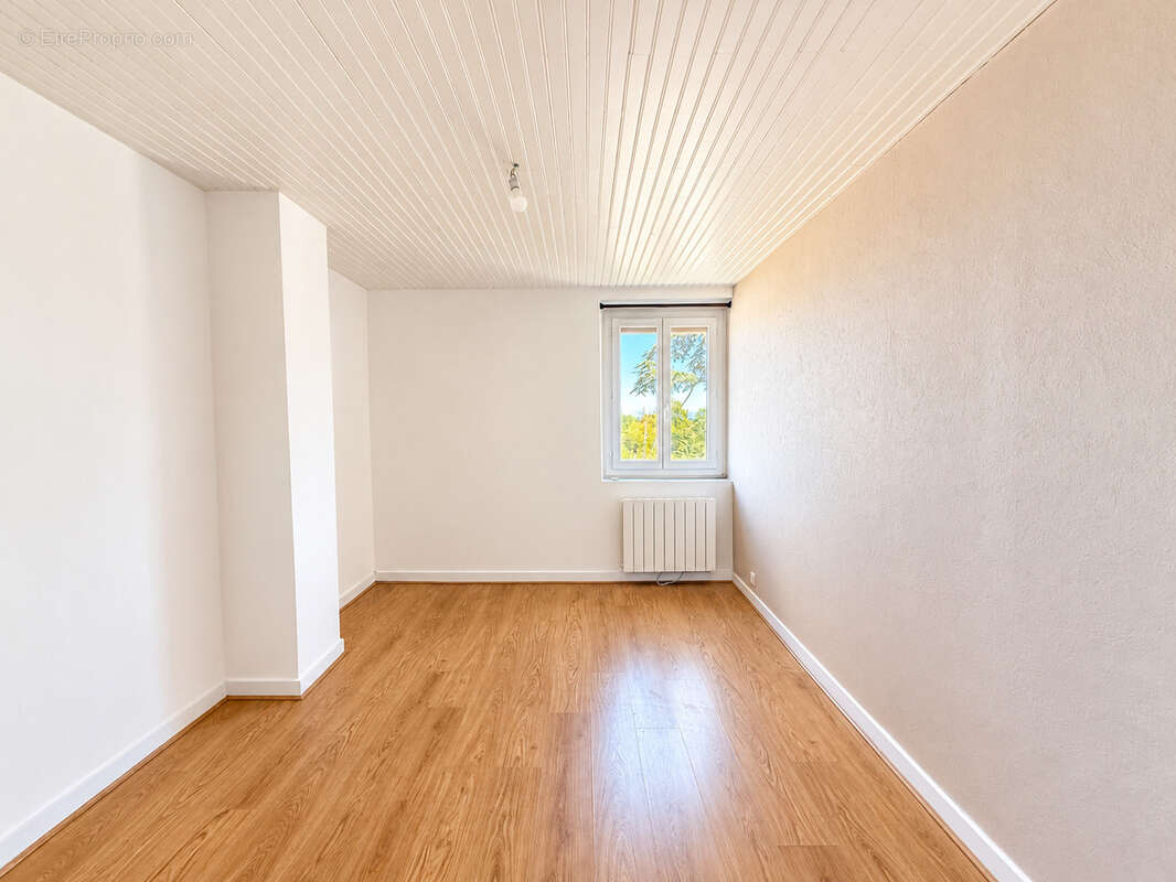 Maison en pierres 95 m2 habitables sur 1000 m2 de terrain avec dépendances - Secteur privilégié de CONDRIEU - photo 10