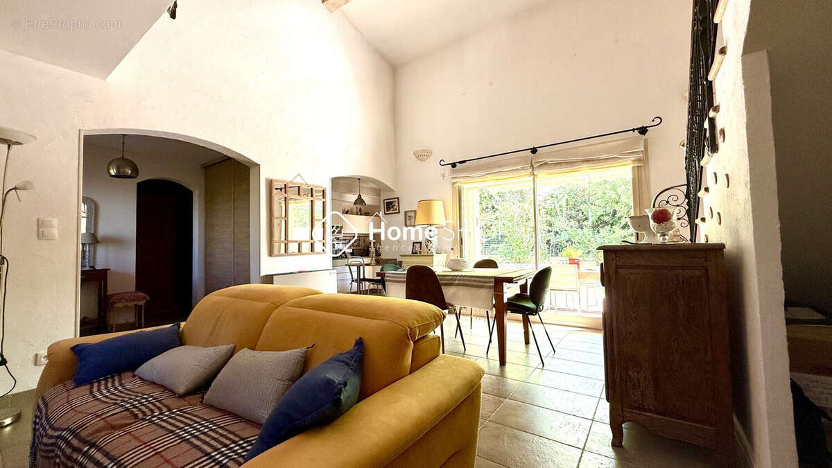 Maison à SIMIANE-COLLONGUE