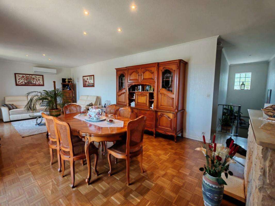 Maison à SAINT-PANTALEON-DE-LARCHE