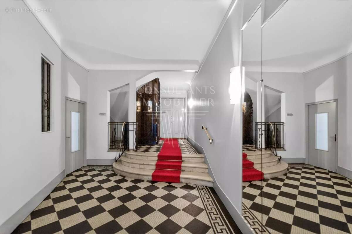 Appartement à PARIS-16E