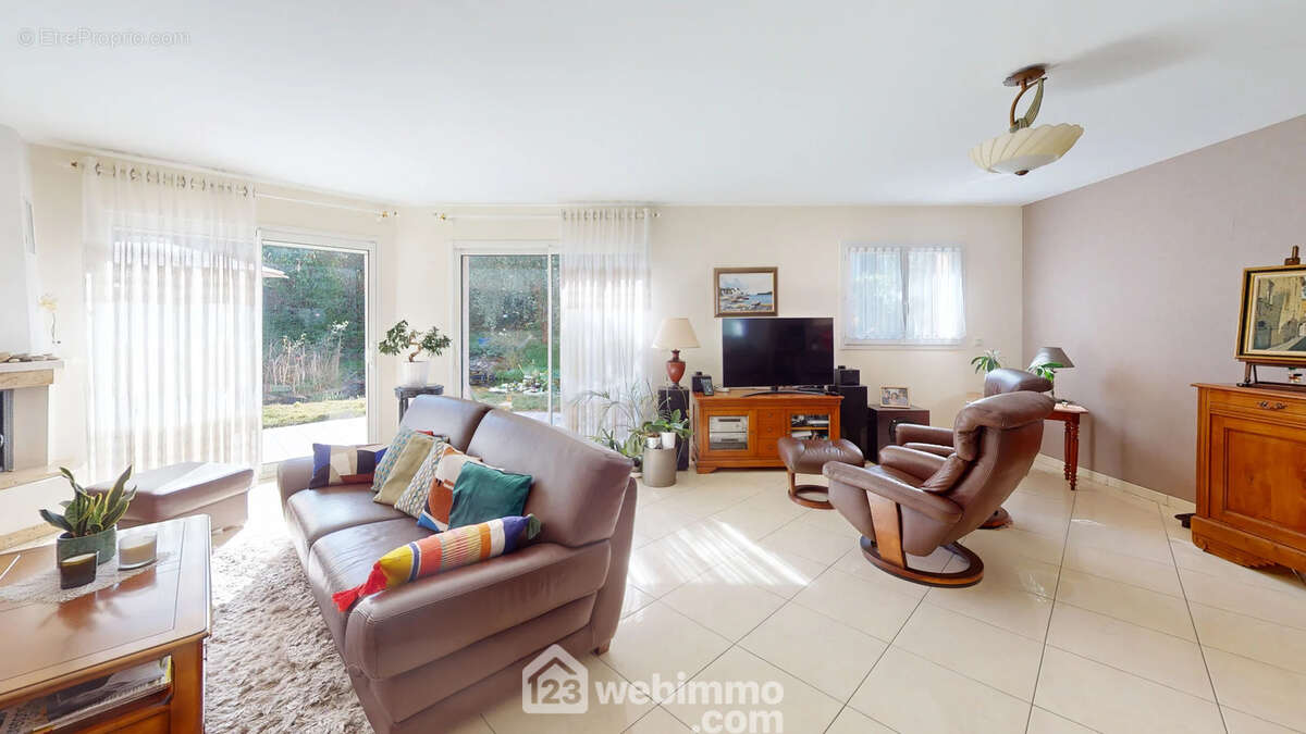 Depuis l&#039;entrée accès au vaste séjour salle à manger de 50m² - Maison à TALMONT-SAINT-HILAIRE