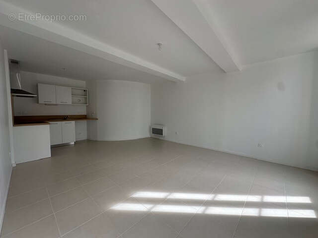 Appartement T2 entièrement rénové en rez de jardin dans résidence fermée. - photo 2