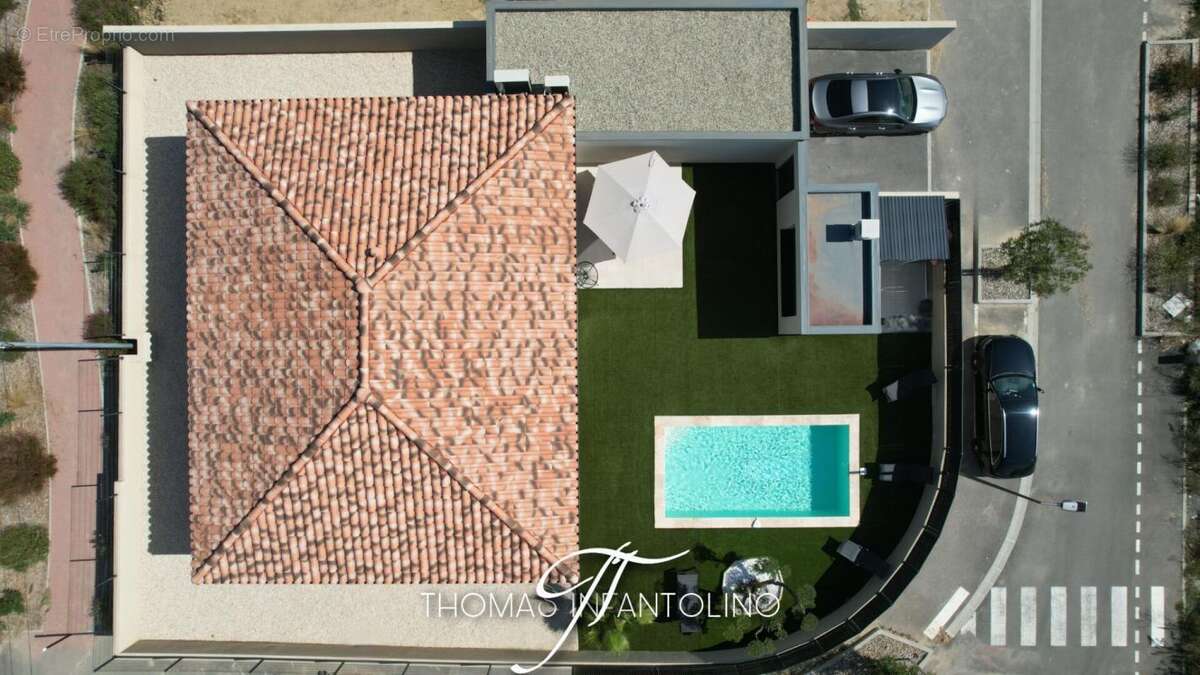 En exclusivite - plain pied - 3 chambres - 1 suite parentale - salle de bain - salle d'eau - piscine - pool house - photo 5